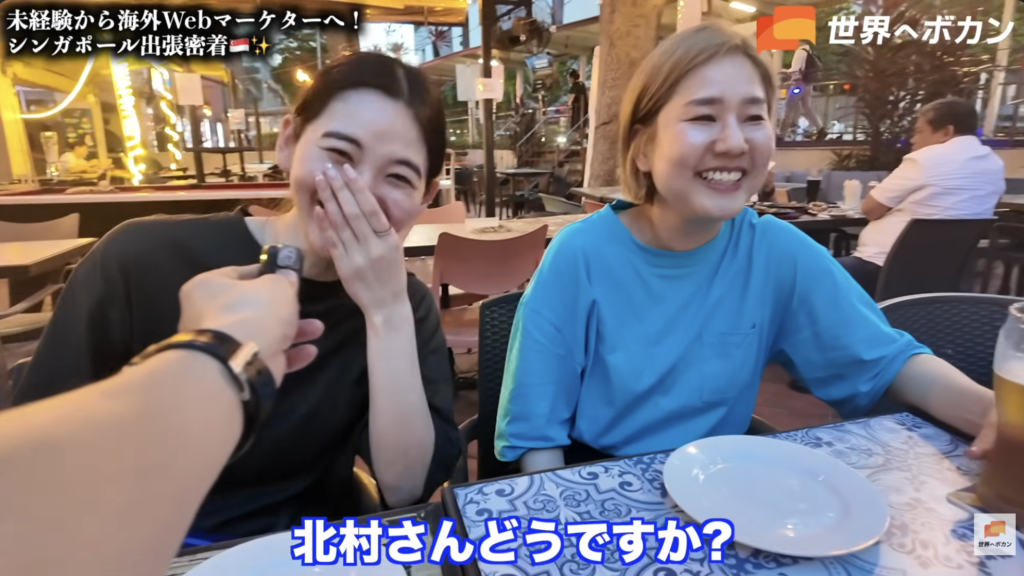 シンガポールのPOPUP会場でクライアント様と話すシーン