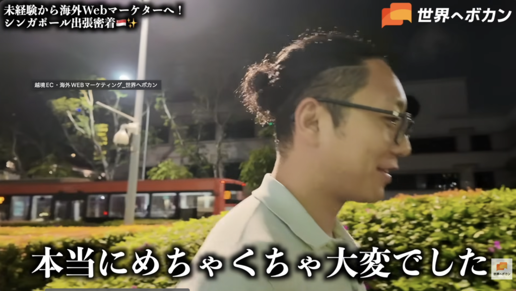 北村さんが入社時のエピソードを話しているシーン